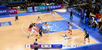 积极性拉满！王少杰拼抢前场篮板补篮得手 随后再度起飞大力补扣