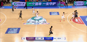 希望没事啊！吴羽佳防守被萨姆纳击中腹部 痛苦倒地