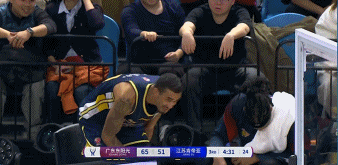 打得啥啊！奎因16中4低效拿到8分4板1助 犯满离场