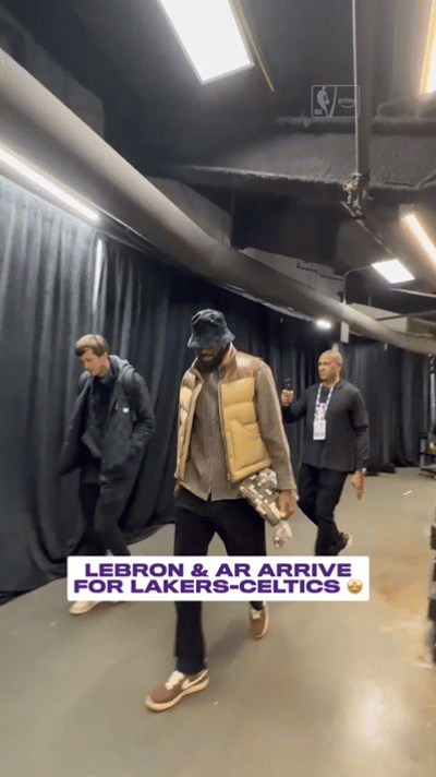 客战宿敌！詹姆斯和里夫斯赛前入场有说有笑