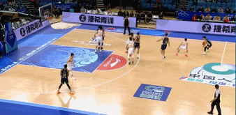 遮天蔽日！吴超积极补防 腾空暴起帽翻奎因