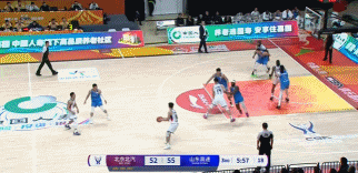 扯裆了!克里斯背打脚滑劈叉痛苦倒地 好在没事 扯裆了!克里斯背打脚滑劈叉痛苦倒地 好在没事