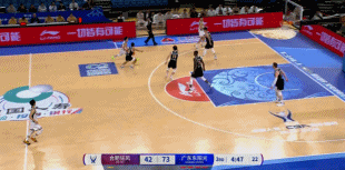 外线开炮！徐杰手感火热独中3记三分 帮助广东扩大优势