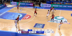 奋力反击!法耶和诺威尔先后抢断反击得手 山西8-2反超打停广州 奋力反击!法耶和诺威尔先后抢断反击得手 山西8-2反超打停广州