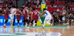 挺激烈！李炎哲和约翰逊卡位抱在一起小摩擦 双方被吹违体犯规