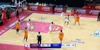 摧枯拉朽!洛夫顿转身挤过防守 腾空暴起双手灌筐 摧枯拉朽!洛夫顿转身挤过防守 腾空暴起双手灌筐