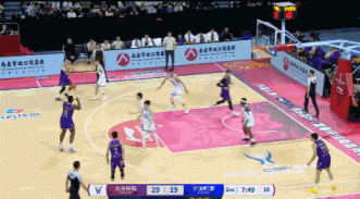 双塔配合!佩里突破助攻沈梓捷双手暴扣 双塔配合!佩里突破助攻沈梓捷双手暴扣