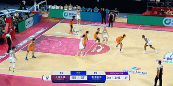 致敬勇士名宿!洛夫顿送长传 古德温反击拿球滑倒失误 致敬勇士名宿!洛夫顿送长传 古德温反击拿球滑倒失误