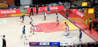 进步了!丘天接球迎着防守命中三分球 进步了!丘天接球迎着防守命中三分球