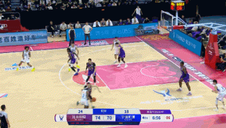 擎天一柱!鲁吐布拉跟进双手补扣 擎天一柱!鲁吐布拉跟进双手补扣