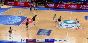 优势明显!广东半场35中23&命中率65.7% 领先合肥26分 优势明显!广东半场35中23&命中率65.7% 领先合肥26分