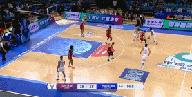 冲击力十足！威金顿一条龙反击得手打2+1 帮助广州7-0反超山西