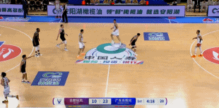 摧枯拉朽!奎因突破分球 王少杰顺下接球起飞滑翔暴扣 摧枯拉朽!奎因突破分球 王少杰顺下接球起飞滑翔暴扣