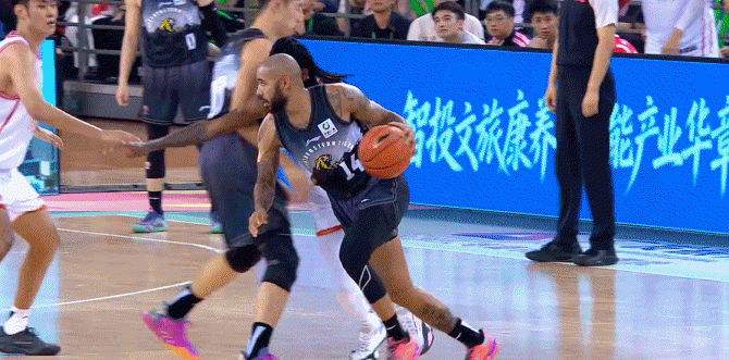 冷血杀手!摩尔突破吸引包夹分球 姜伟泽底角大空位三分反超! 冷血杀手!摩尔突破吸引包夹分球 姜伟泽底角大空位三分反超!