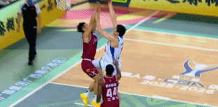 看着就疼!李炎哲顺下上篮超时不算 同时顶到陆文博裆部 看着就疼!李炎哲顺下上篮超时不算 同时顶到陆文博裆部