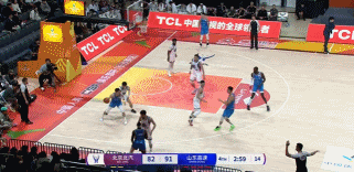 镇守禁区!陶汉林篮下迎面血帽马帝昂 镇守禁区!陶汉林篮下迎面血帽马帝昂