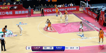 问题不大！李添荣和卢杜伟卡位时出现小摩擦 吹罚前者进攻犯规