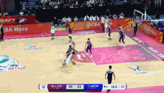 气坏了!沈梓捷补防被吹犯规抱怨绕场 犯满离场 气坏了!沈梓捷补防被吹犯规抱怨绕场 犯满离场