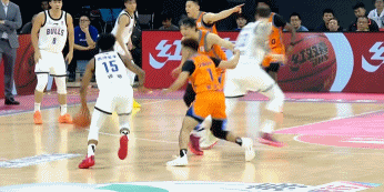 后脑勺抢断!琼斯传球击中王哲林 上海顺势抢断反击得手 后脑勺抢断!琼斯传球击中王哲林 上海顺势抢断反击得手