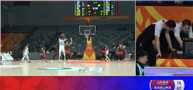 挺严重呀！纪卓投射三分下落踩到陶汉林崴脚 后者被吹违体犯规