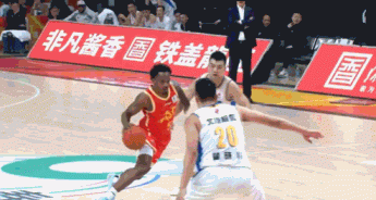 维持原判！布朗突破肘倒翟晓川后者阻挡 许利民交涉挑战也是失败