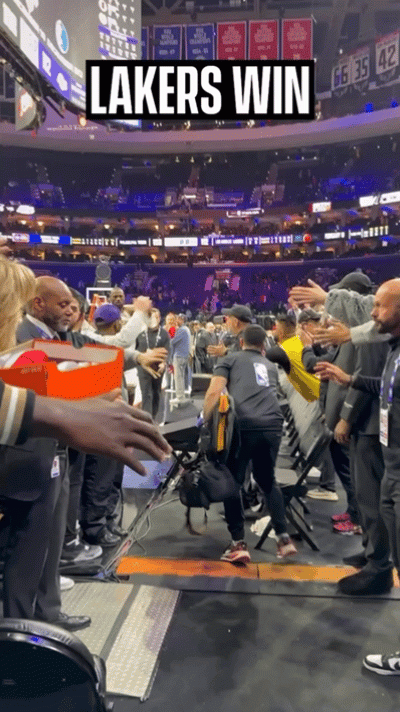 原味收藏！费城球迷赛后守候詹姆斯 老詹将毛巾 手环赠予球迷