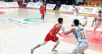 分差上双！桑普森跟进上篮得分并造成犯规 广厦一波8-0