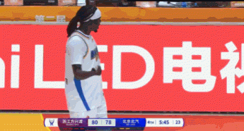 急眼了！奥莫特篮下被胡金秋抢走篮板 不满要犯规吃T