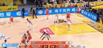 爆发力挺强！广厦新外援塔克强突底线双手暴扣 还挂筐庆祝！