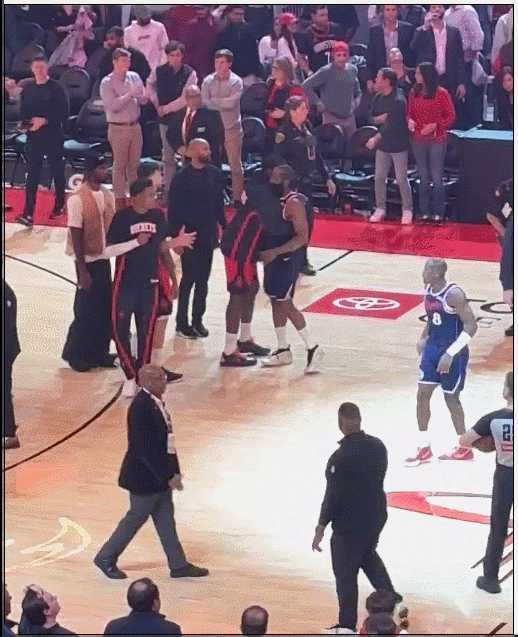 哈登赛后和火箭球员拥抱 和前队友卡佩拉抱的时间最久