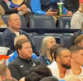 太真实了!网友昨日聚焦太阳替补席 雷霆飙进3分狄龙一脸生无可恋 太真实了!网友昨日聚焦太阳替补席 雷霆飙进3分狄龙一脸生无可恋