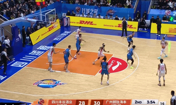 终于来了!郭艾伦借掩护罚球线中投弹进 拿到个人本场首分! 终于来了!郭艾伦借掩护罚球线中投弹进 拿到个人本场首分!