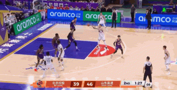 拆弹专家!陈林坚接锅轰进压哨三分球 拆弹专家!陈林坚接锅轰进压哨三分球