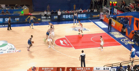 开局状态差距有点大!纳托尔正面射中三分 新疆开场8-0打停福建 开局状态差距有点大!纳托尔正面射中三分 新疆开场8-0打停福建