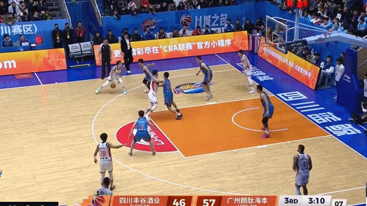 一套动作行云流水！郭艾伦单打连续变向加胯下突破潇洒上篮！