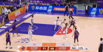 遇到更能跳的了！沈梓捷切入扣篮被克里斯大帽拒绝