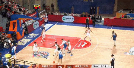 比分拉开了！吴冠希接劳森弧顶吊球篮下双手暴扣 新疆领先到20分