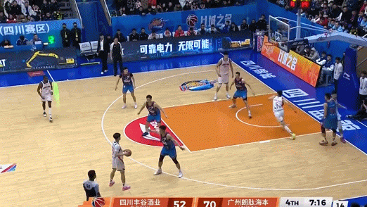 这球不应该！徐昕内线吃饼翻身单臂扣篮扣飞 好在袁照耀补进