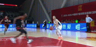 穷追猛打！王奕博助攻赵嘉义打2+1 青岛轰出23-2进攻狂潮