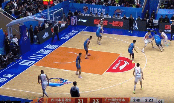 传球功夫没得说！郭艾伦突破不看人击地妙传 托马斯吃饼上空篮