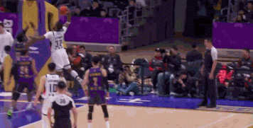 十佳球飞了！克里斯切入欲隔扣佩里可惜脱手