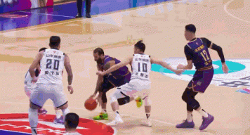 不利消息！陶汉林篮下补防领到个人第五次犯规下场