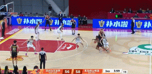 手感火热！贺希宁不沉球三分命中 帮助深圳反超比分