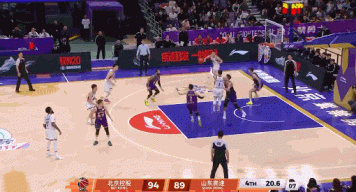 强行续命！陈林坚迎着防守远投打成2+1 可惜三分踩线