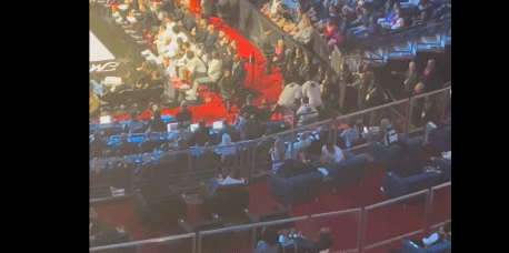 怎么还不上?文班首节未登场 在替补席后面和比永博互怼热身 怎么还不上?文班首节未登场 在替补席后面和比永博互怼热身