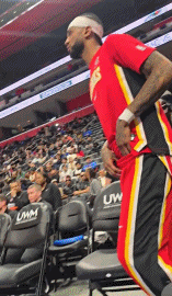 触我底线了！球迷当面质问沃克：你是NBA球员吗？后者大发雷霆！