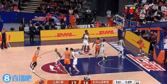 有点离谱！张镇麟中路突破 对抗防守上篮出现三不沾