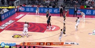 轻松破包夹！郭昊文助飞所罗门空接暴扣