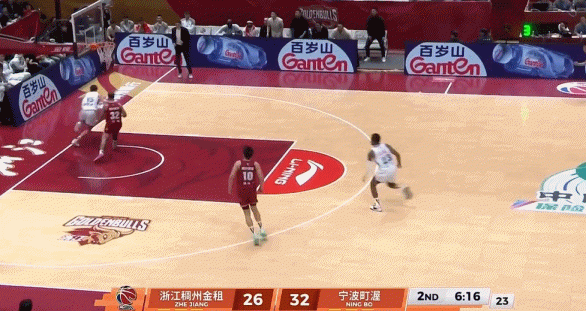 新起点！小肯扬·马丁接球对抗左手打板上篮 拿到CBA生涯首分