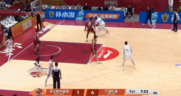 一攻一防!达卡里·约翰逊识破抢断 随后快速反击双手暴扣! 一攻一防!达卡里·约翰逊识破抢断 随后快速反击双手暴扣!